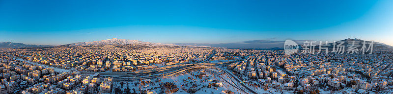 航拍雅典北部黄昏雪中的全景照片- Halandri, Chalandri, Vrilissia, Marousi, Attiki Odos和Parnitha, Imittos, Penteli山